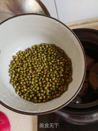 绿豆冬瓜排骨汤的做法步骤：3