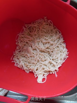 凉拌金针菇的做法步骤：3