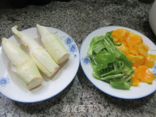 双椒炒茭白的做法步骤：1