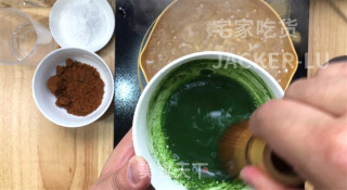 清凉双色冰粉粉，红糖的甜蜜、抹茶的清新，解暑又美味香甜。的做法步骤：2