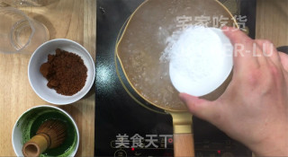 清凉双色冰粉粉，红糖的甜蜜、抹茶的清新，解暑又美味香甜。的做法步骤：3