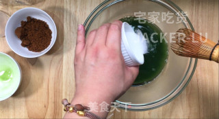 清凉双色冰粉粉，红糖的甜蜜、抹茶的清新，解暑又美味香甜。的做法步骤：5