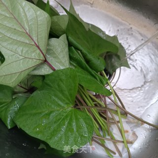 椒香薯叶鹅蛋饼的做法步骤：1