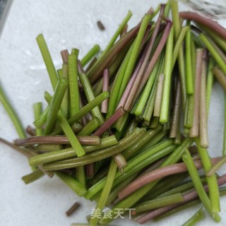 水萝卜炒红薯梗的做法步骤：4