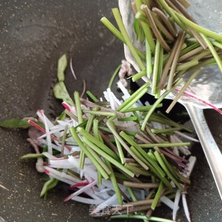 水萝卜炒红薯梗的做法步骤：10