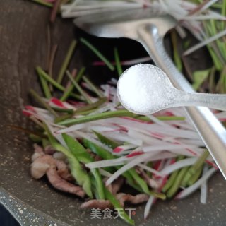 水萝卜炒红薯梗的做法步骤：11