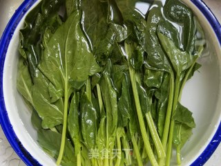 菠菜拌花生米的做法步骤：1