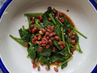 菠菜拌花生米的做法步骤：6