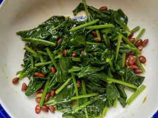 菠菜拌花生米的做法步骤：7