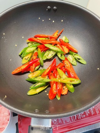 尖椒土豆条的做法步骤：1