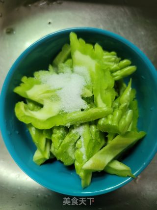 洋葱肉片炒苦瓜的做法步骤：2