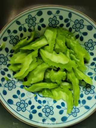 洋葱肉片炒苦瓜的做法步骤：3