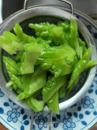 洋葱肉片炒苦瓜的做法步骤：4