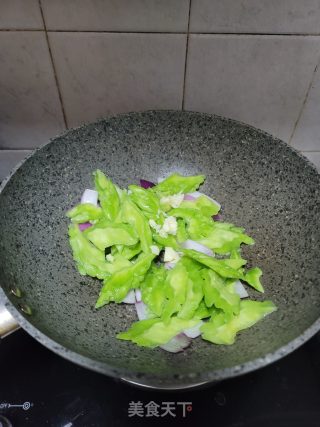 洋葱肉片炒苦瓜的做法步骤：6
