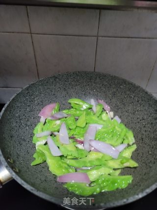 洋葱肉片炒苦瓜的做法步骤：7