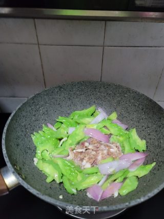 洋葱肉片炒苦瓜的做法步骤：8
