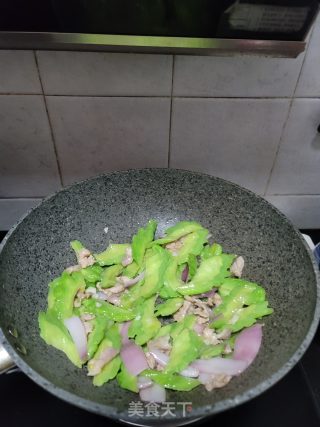 洋葱肉片炒苦瓜的做法步骤：9