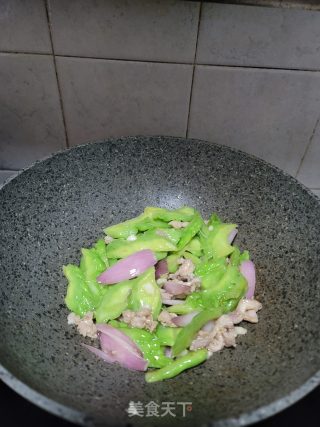 洋葱肉片炒苦瓜的做法步骤：10