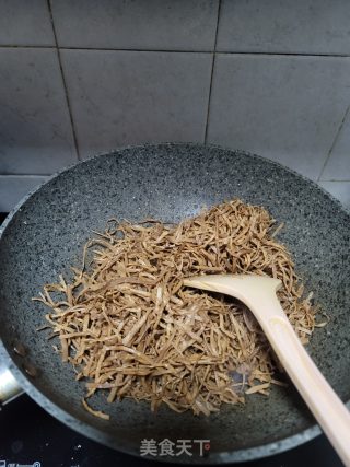 五花肉焖笋丝的做法步骤：8
