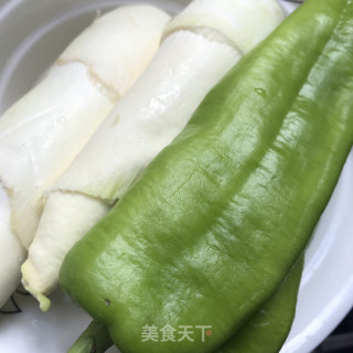 菜椒炒茭白的做法步骤：1