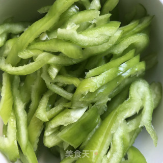 菜椒炒茭白的做法步骤：3