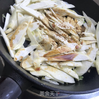 菜椒炒茭白的做法步骤：7