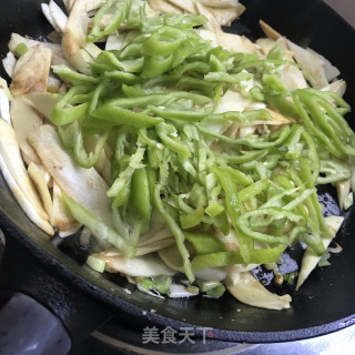 菜椒炒茭白的做法步骤：8