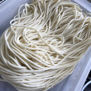 茄汁虾仁凉面的做法步骤：1
