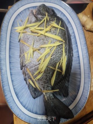 姜葱蒸花泥猛的做法步骤：1