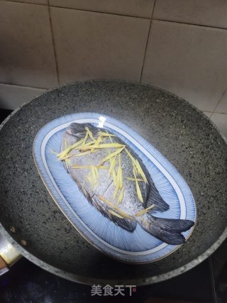 姜葱蒸花泥猛的做法步骤：2