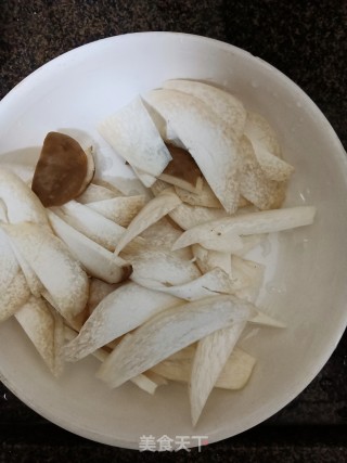 爆炒鸡胗杏鲍菇的做法步骤：2