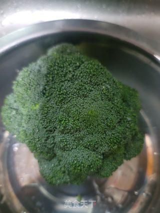 白灼西兰花的做法步骤：1