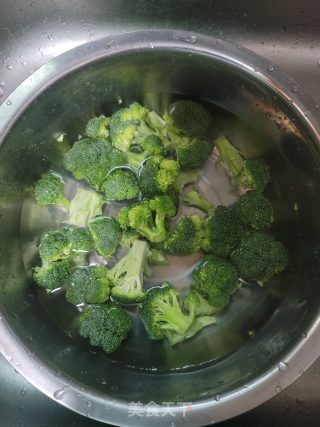 白灼西兰花的做法步骤：2
