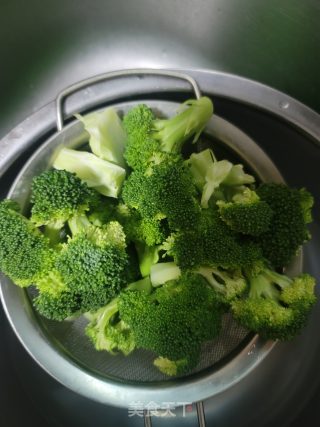 白灼西兰花的做法步骤：3