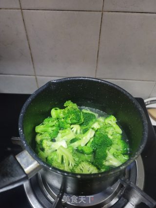 白灼西兰花的做法步骤：5