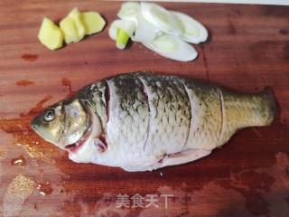 鲫鱼豆腐煲的做法步骤：1
