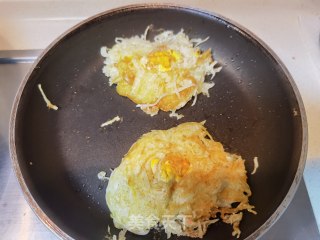 土豆丝饼的做法步骤：12