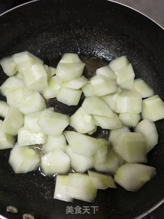 潮汕夏天常见的吊瓜炒虾仁的做法步骤：3