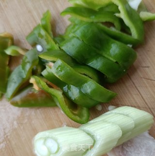 青椒番茄炒鹅蛋的做法步骤：7
