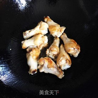 鸡翅根炖土豆的做法步骤：1