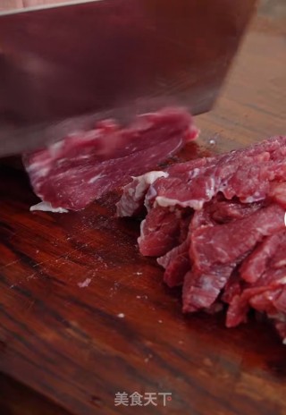 香菜拌牛肉的做法步骤：1