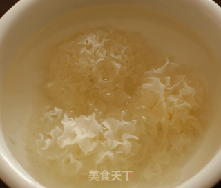 红枣桂圆银耳莲子羹的做法步骤：1