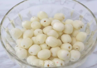 红枣桂圆银耳莲子羹的做法步骤：2