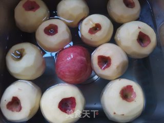 苹果果脯的做法步骤：1