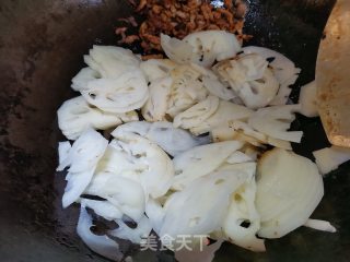 韭菜花炒藕片的做法步骤：4