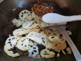 韭菜花炒藕片的做法步骤：5