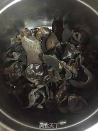 韭菜炒黑木耳的做法步骤：1