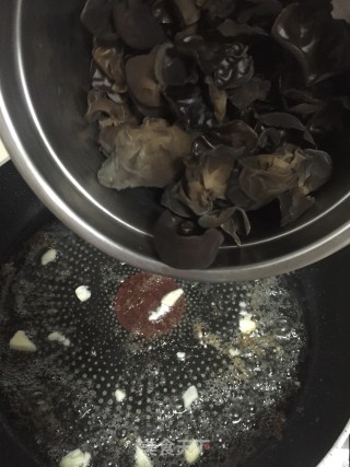 韭菜炒黑木耳的做法步骤：6