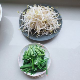 绿豆芽拌韭菜的做法步骤：1
