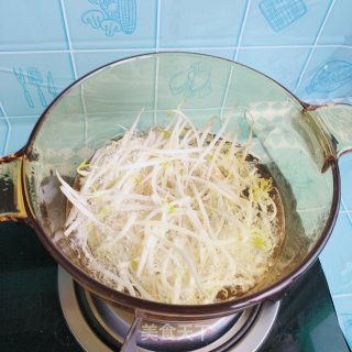 绿豆芽拌韭菜的做法步骤：2